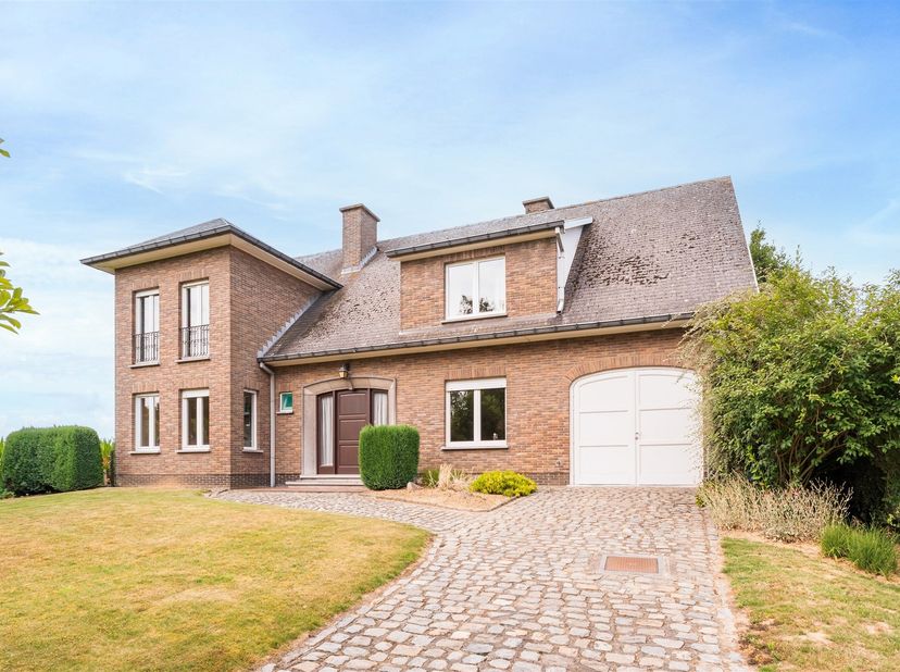 Maison classée au patrimoine avec un fort potentiel à Oosterzele<br />
<br />
Bienvenue dans cette maison familiale d'exception située dans la paisi