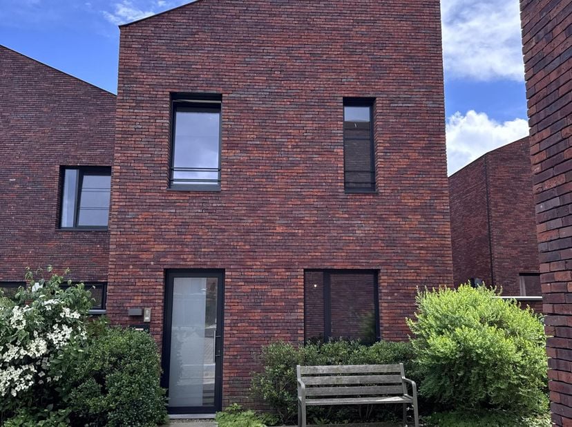 MODERNE ENERGIEZUINIGE GEZINSWONING MET ZUIDGERICHTE TUIN IN DIEST<br />
<br />
Deze instapklare halfopen bebouwing uit 2018 is gelegen in een uniek,