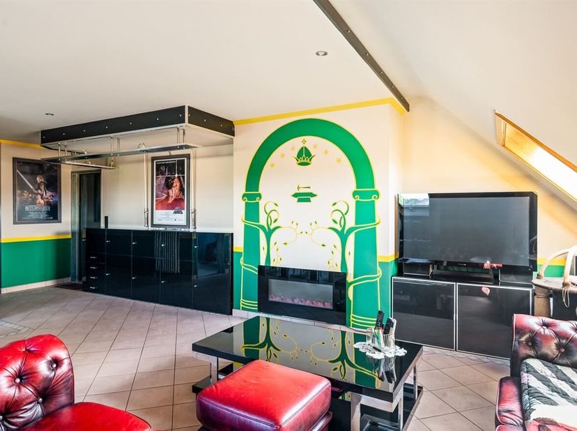 Omschrijving: Dit dakappartement is gelegen nabij het bruisende Ruggeveld en het groene Rivierenhof en bevindt zich op de vijfde verdieping van een ve