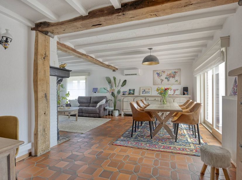 Vous trouverez cette maison kangourou presque entièrement rénovée à l'adresse Stationsstraat 45 à Elen. Avec pas moins de 369 m² de surface habitable,