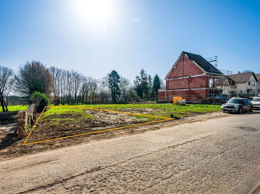 Immo Leolux vous propose ce beau terrain à bâtir, idéalement situé au centre de Meise mais dans une impasse tranquille. Cette combinaison assure un ca