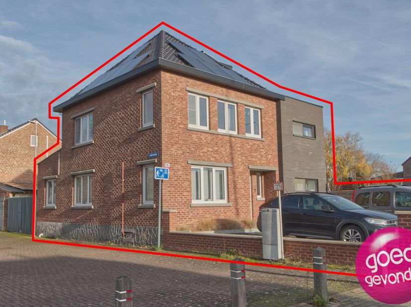 Ruime gezinswoning met 4 slaapkamers, terras, ruime tuin, veel parking en recent gerenoveerd, moderne bijbouw en afwerking.<br />
Op slechts 5 min. ri