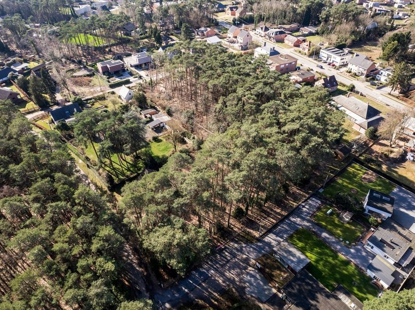 Het perceel biedt de mogelijkheid tot het oprichten van een vrijstaande woning. <br />
De perceelsbreedte aan de Jagerslaan bedraagt 27m. De woning d