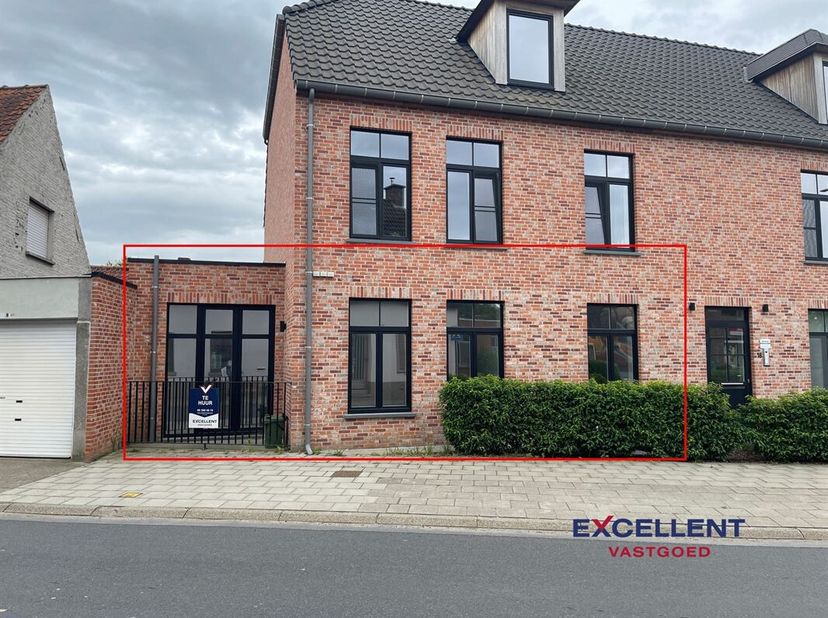 Dit prachtig nieuwbouw appartement is zeer centraal, maar toch rustig gelegen in het pittoreske Vinkt.<br />
We betreden het appartement via de inkomh