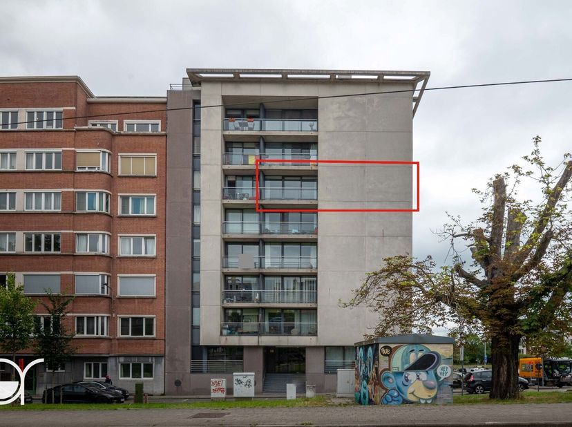 Dit 2-slaapkamerappartement is gelegen op de 5de verdieping van residentie Southpark. Het bouwjaar is 1998 en heeft epc label B. Indeling : inkom met