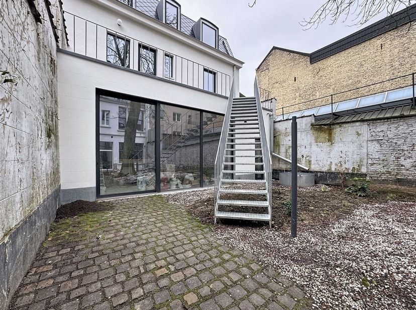 Quartier Rue Royale - Bel appartement 2 chambres de +/-85m² avec jardin et terrasse situé au 1er étage d'une maison arrière de 2 étages composé comme
