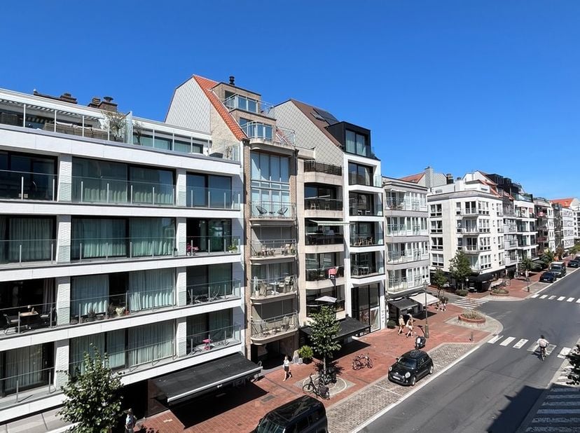 Lichtrijk appartement, ideaal gelegen in de Dumortierlaan, op slechts enkele stappen van de zee en de exclusieve winkelstraten van Knokke.<br />
Indel