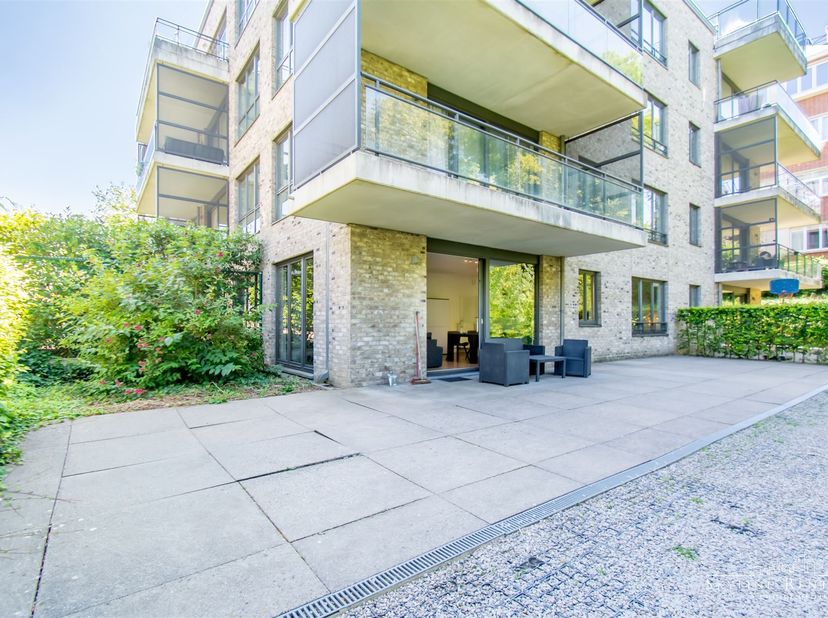 Description : à deux pas de l'avenue Franklin Roosevelt et des transports en commun, appartement rez de chaussée meublé 3 chambres avec terrasses, dan