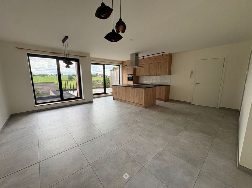 OUWEGEM- Bent u op zoek naar een ruim duplex appartement met 3 slaapkamers en terras in centrum Ouwegem? <br />
Dan is dit pand misschien wel iets voo