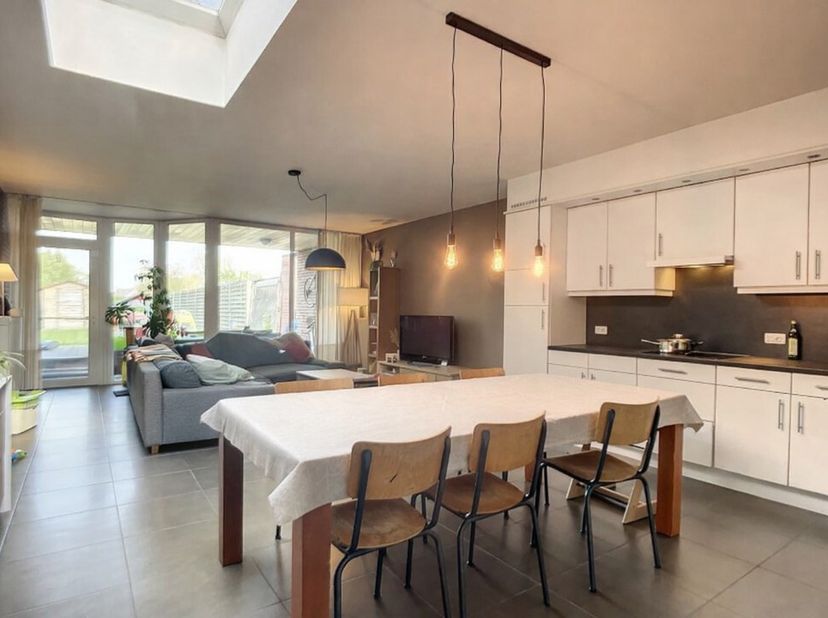 Deze opbrengsteigendom werd in 2004 volledig vernieuwd en bestaat uit 2 appartementen.  De eigendom is zeer verzorgd en volledig instapklaar.<br />
In