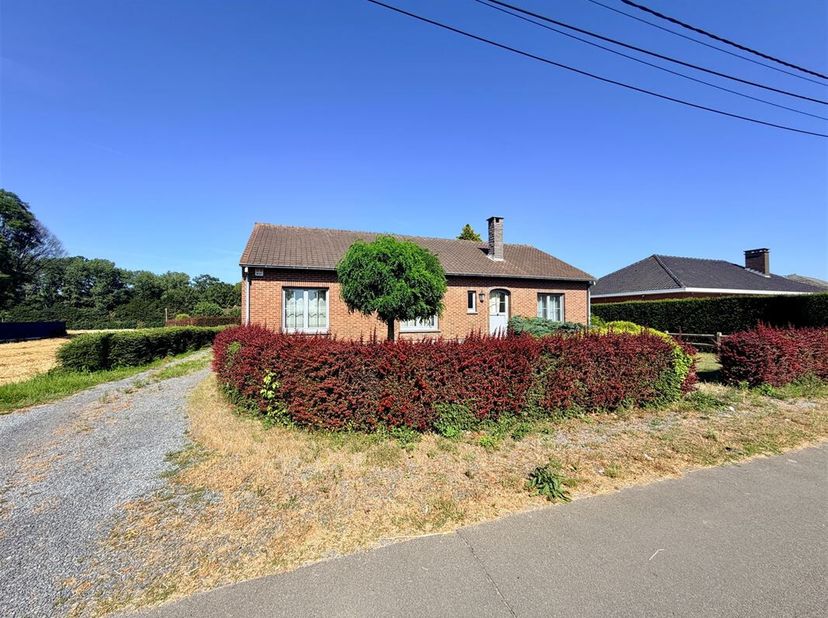 Mooie gelijkvloerse woning in Ramegnies-Chin, dicht bij alle voorzieningen.<br />
De woning heeft een bewoonbare oppervlakte van +/- 150 m² en bestaat