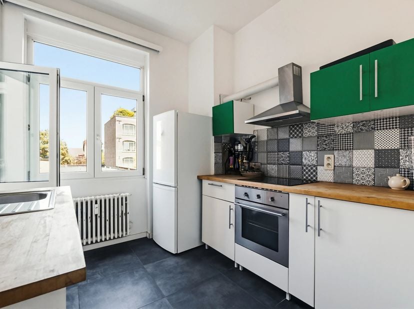 Victoire-Junot a le plaisir de vous présenter ce magnifique appartement idéalement situé dans le très recherché quartier LepoutreBrugmann. Niché au 2