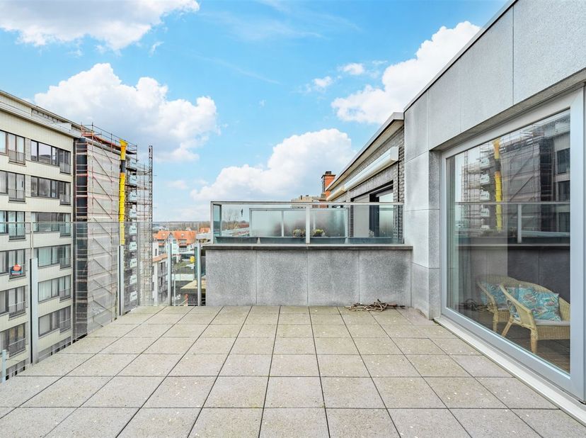 À vendre : appartement en attique avec grande terrasse ensoleillée, idéalement situé au centre de Middelkerke.<br />
Situé au cinquième étage, cet app