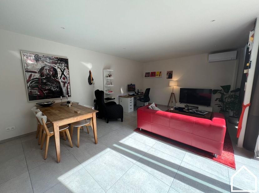 Dit instapklare appartement is rustig gelegen in hartje Ieper en biedt een comfortabele woonomgeving met veel lichtinval en een ruim terras.<br />
<br