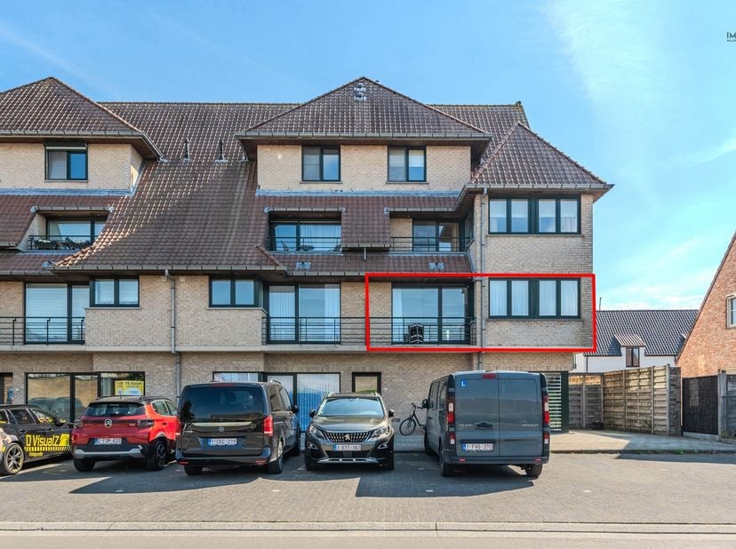 Dit lichtrijke en ruime hoekappartement is uitstekend gelegen op wandelafstand van het centrum van Eernegem en bevindt zich op de eerste verdieping va