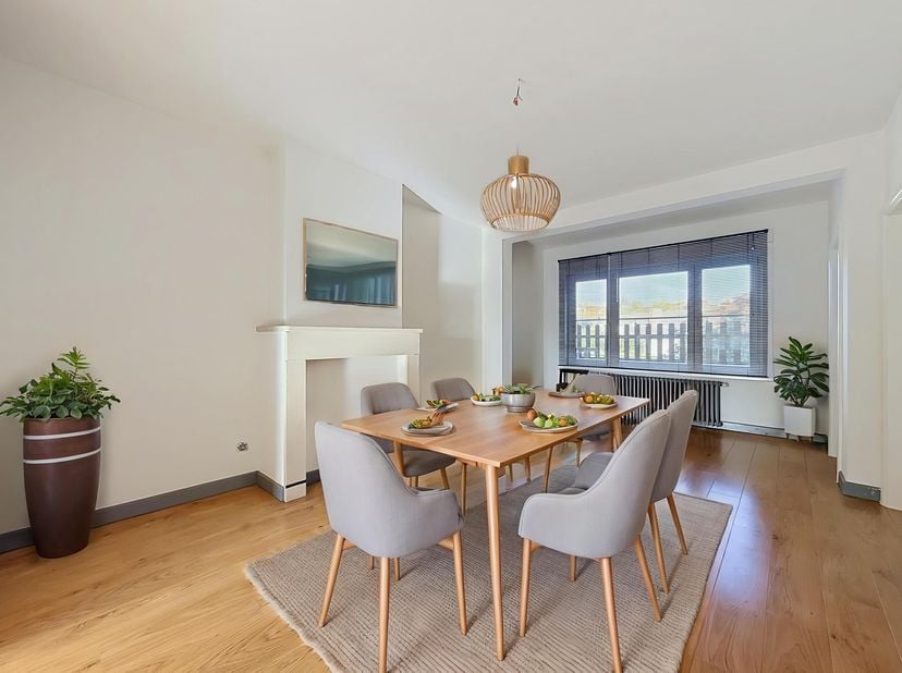 Ruim duplexappartement te huur in Kortrijk – vlakbij centrum en station<br />
<br />
Bent u op zoek naar een ruim en lichtrijk appartement op een uits