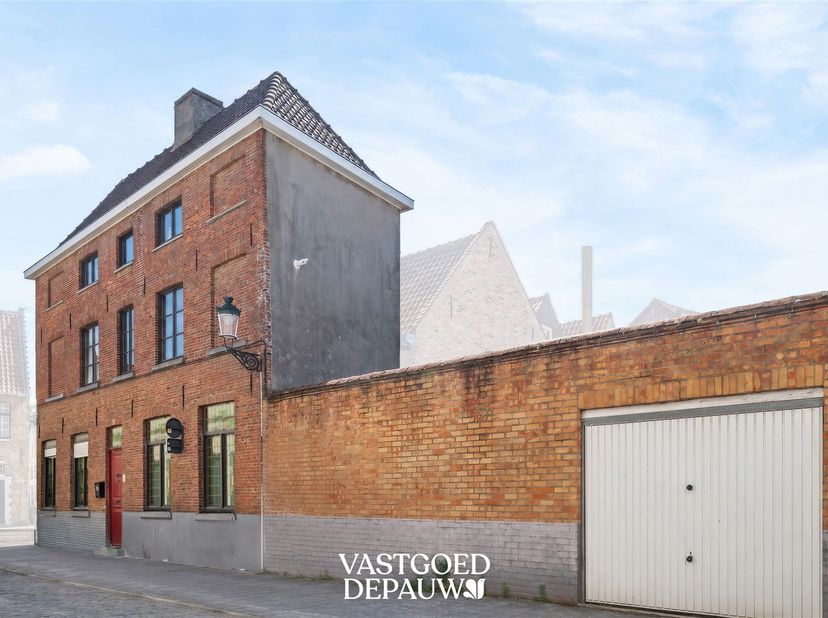Deze karaktervolle stadswoning op een hoekperceel, inclusief garage, bevindt zich op een centrale ligging in Brugge. Dankzij de nabijheid van handelsz