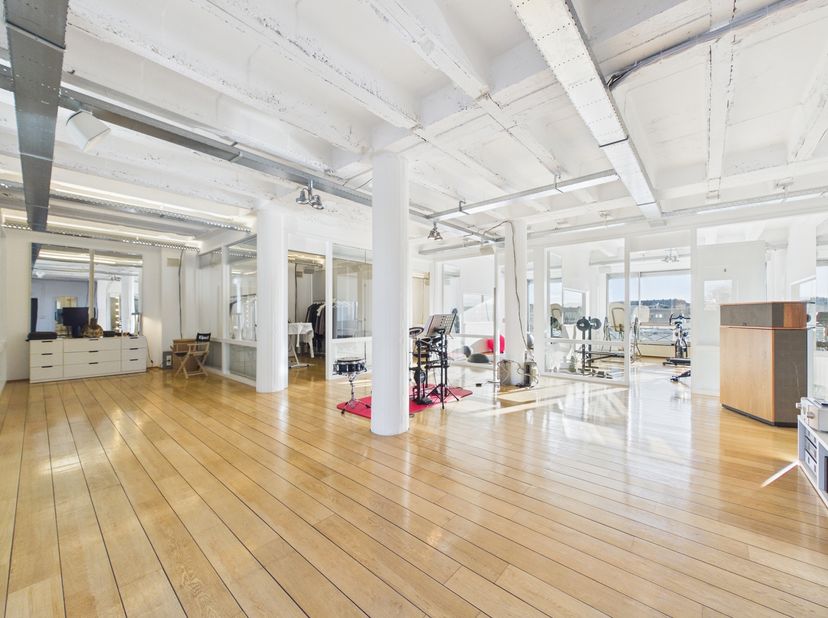 Ixelles - Flagey | Bureaux rénovés de ±250 m² avec vue sur la Place Flagey<br />
Situés au 8ᵉ étage d’un immeuble de bureaux sur la Place Eugène Flage