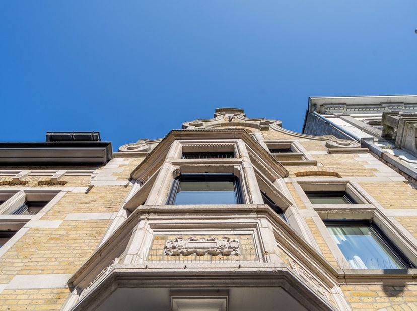 Deze uitzonderlijke karaktereigendom in het hart van Izegem is zonder twijfel een van de meest unieke panden die vandaag op de markt komen. Gelegen op