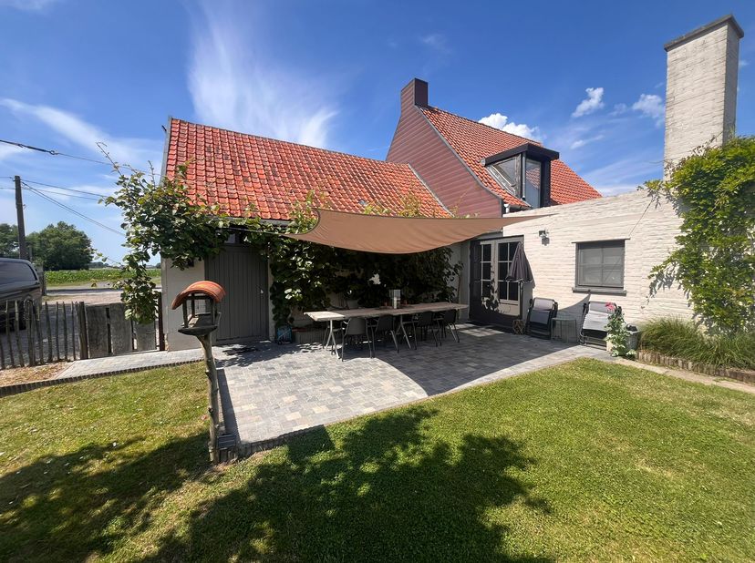 Charmante woning op het platteland in het kunstdorp Watou. <br />
Deze gezellige cottage wordt omringd door een ruime tuin met aansluitende weide. Per