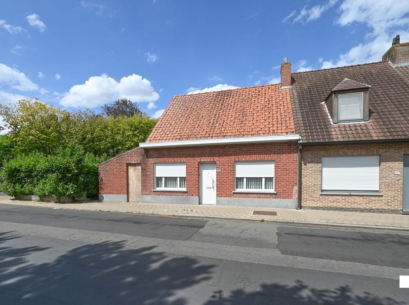 Deze halfopen woning op een hoekperceel is uitstekend gelegen in de Wallemotestraat, aan de rand van de gegeerde villawijk en op wandelafstand van het