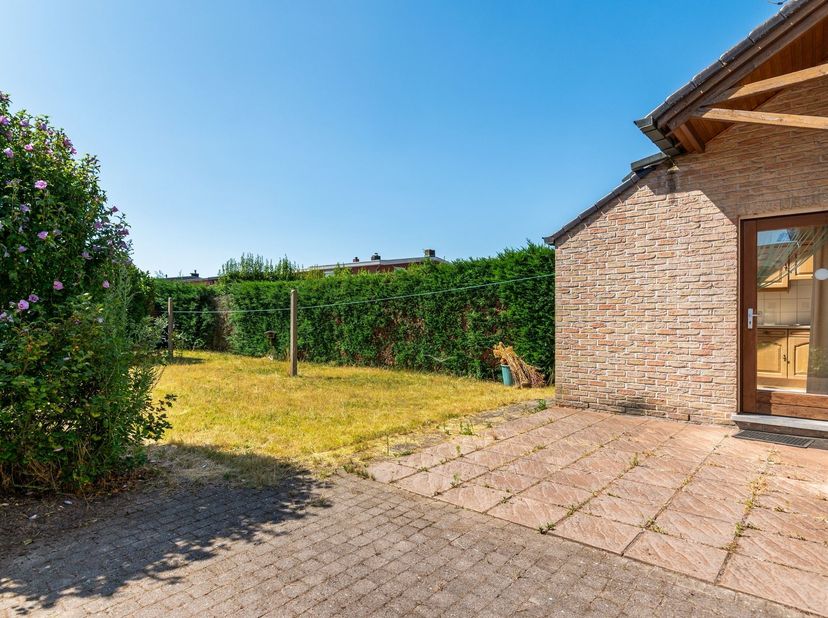 Gunstig gelegen charmante gezinswoning met een leuke zonnige tuin op een perceel van 350m².<br />
<br />
We betreden de woning via de inkomhal (met