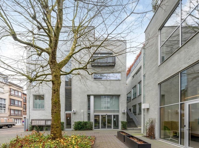 981m² volledig ingerichte en instapklare kantoren (uitbreidbaar tot 2.732m²)<br />
Ligging: strategisch gelegen op slechts 10 minuten wandelafstand va