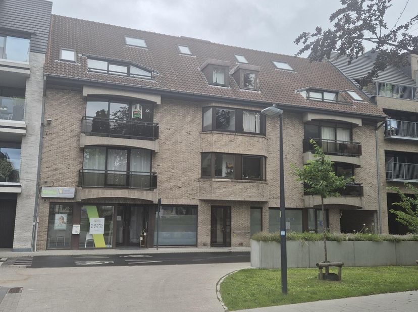 775 euro Zeer centraal gelegen en instapklaar appartement, bestaande uit: - inkom - toilet - ruime woonkamer met mooi open zicht over de Melkmarkt - i