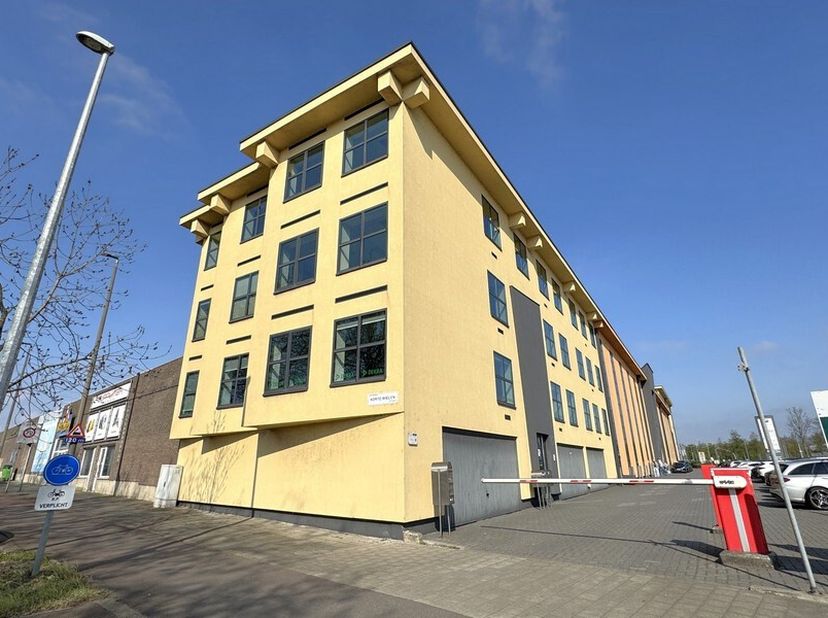 271m² d'espace de bureau au 2ème étage (actuellement en rénovation)<br />
Emplacement : à proximité de la sortie R1/E19/E34 et d'un arrêt de bus et de