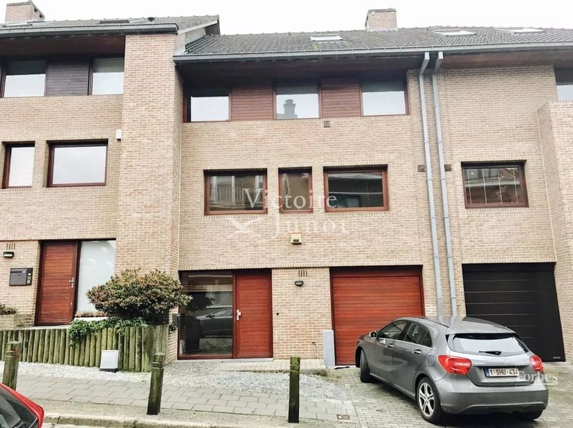 Vlakbij het Lycée Français, mooi huis gerenoveerd in 2018 met een kleine tuin en een terras. Het bestaat uit een inkomhal met garderobe, een woonkamer