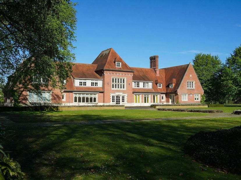 Gelegen tussen Kortrijk en Gent bevindt zich Villa Gaverehof, een zeer prestigieus familiaal landgoed, met een rijke historische achtergrond. Een hoof