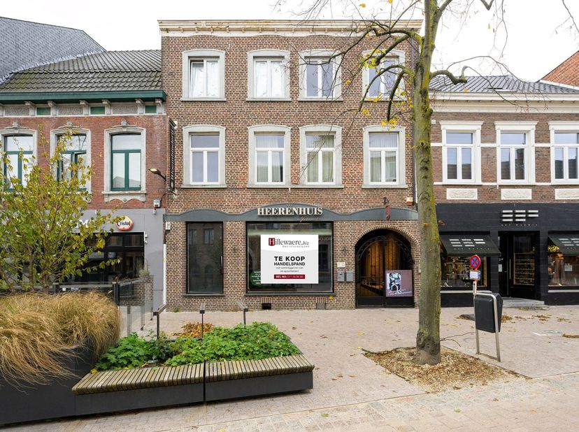 Dit authentieke handelspand met bovengelegen woonst is gelegen op een uitstekende toplocatie in het bruisende centrum van Bree, omringd door succesvol