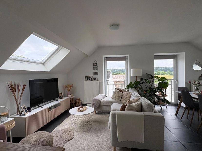 Agréable appartement une chambre sis dans le village de Lomprez. <br />
Celui-ci se présente en parfait état et profite de tout le confort moderne. <b