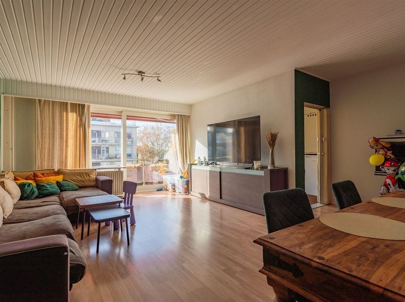 Appartement met 2 slaapkamers<br />
Ligging: Dit charmante appartement op Paviljoenlaan 3 in Wilrijk ligt in een rustige, groene omgeving, naast het W