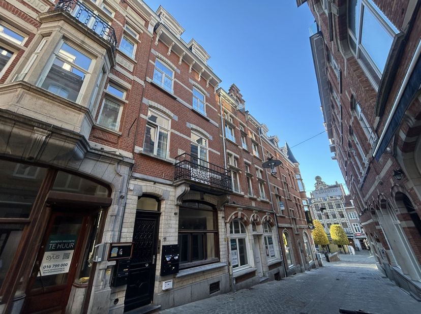 Niet op de Oude Markt maar in de Krakenstraat, nabij de Oude Markt kan u deze prachtige studentenkamer vinden. Deze locatie is de ideale uitvalsbasis