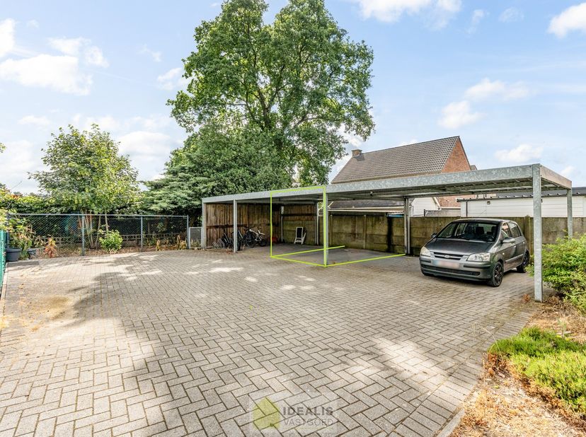 IDEALIS VASTGOED – DUPLEX APPARTEMENT GELEGEN OP UITERST CENTRALE LOCATIE TE HECHTEL-EKSEL. Dit ruime appartement omvat een aangename 118m² en biedt p