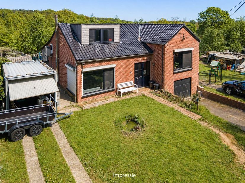 Cette maison à deux niveaux est située à Paal, dans une région unique et boisée où la tranquillité et l'accessibilité vont de pair. Vous profiterez ic
