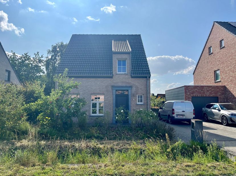 Charmante woning 3 slpkmrs in doodlopende straat - Emblem<br />
<br />
In het gezellige Emblem, omringd door rust en groen maar toch op een boogscheut