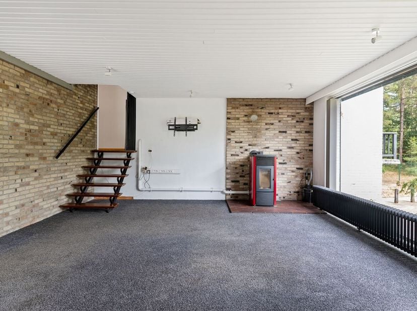 Split-level gezinswoning met 4 slaapkamers (mogelijk 5), garage en tuin<br />
Deze op te frissen split-level gezinswoning met 4 slaapkamers (mogelijk