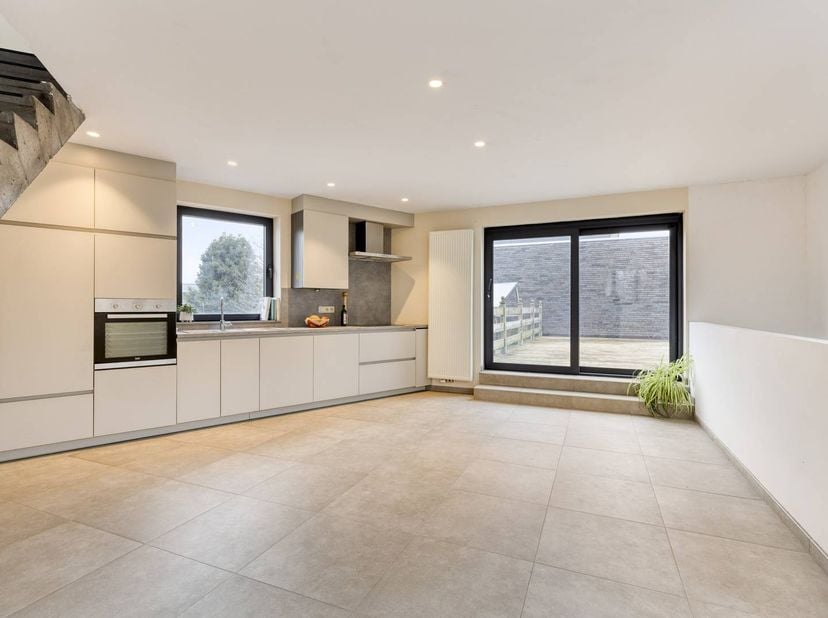 Si vous recherchez une maison à Zwijnaarde, cette maison mitoyenne à l'aménagement bien pensé et au caractère architectural distinct vaut vraiment le