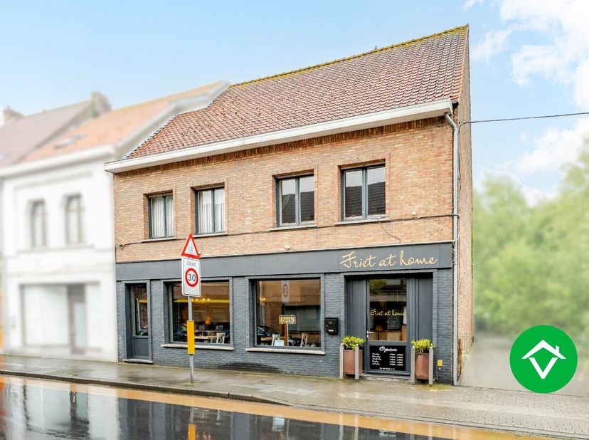 Centraal gelegen in het hart van Eernegem bevindt zich deze commerciële handelswoning met woonst, momenteel uitgebaat als een succesvolle en goed geke