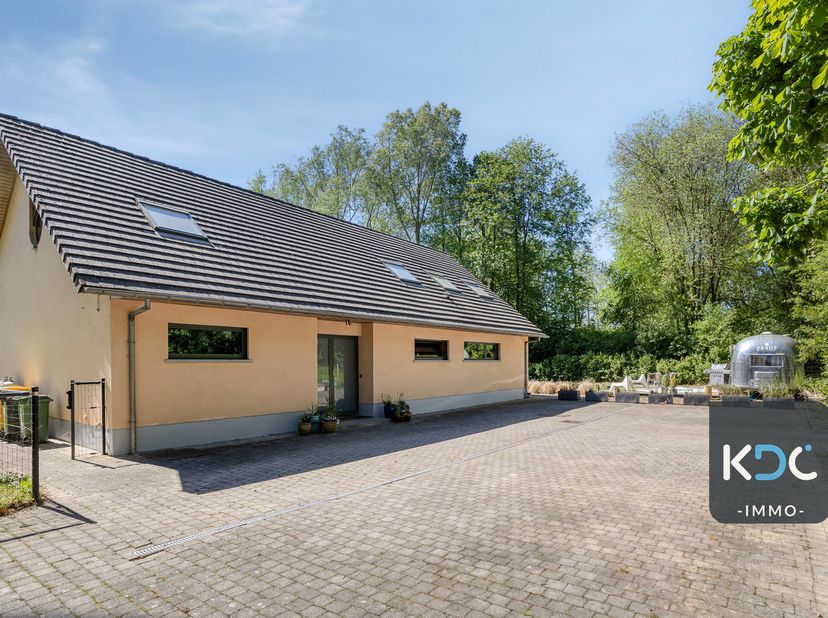 Magnifique villa située à l’arrière sur un terrain orienté sud de 27a 37ca<br />
Cette villa en briques construite en 2003, avec de chaleureux accents