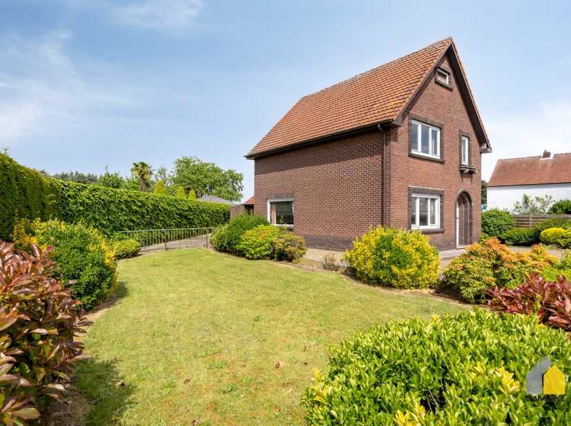 OMSCHRIJVING:<br />
- GELIJKVLOERS: Inkomhal met vaste trap naar de verdieping, leefkeuken (4,00 x 3,45 m), woonkamer (7,65 x 4,00 m) met veel lichtin
