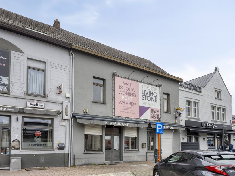 Cet immeuble commercial avec logement à Denderleeuw bénéficie d’un emplacement stratégique à proximité immédiate de la gare et offre un fort potentiel