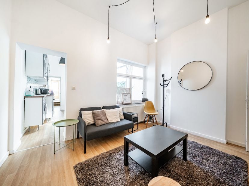 Découvrez ce splendide appartement entièrement rénové, situé au rez-de-chaussée et bénéficiant d’un double extérieur, idéal pour profiter du calme et