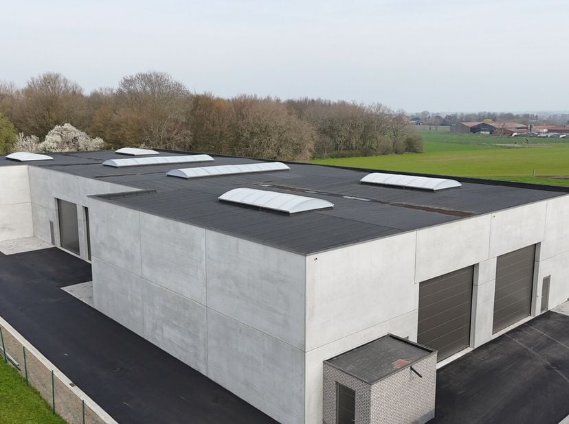 Nieuwe geïsoleerde KMO-unit te Aartrijke met een oppervlakte van 326 m² en 1 private parkeerplaats.<br />
Deze loods met brandklasse C heeft een opper