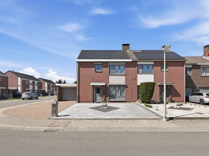Bent u op zoek naar een recent gerenoveerde instapklare woning op een rustige ligging in Sint-Truiden? Dan is deze verzorgde woning aan de Klaproosstr