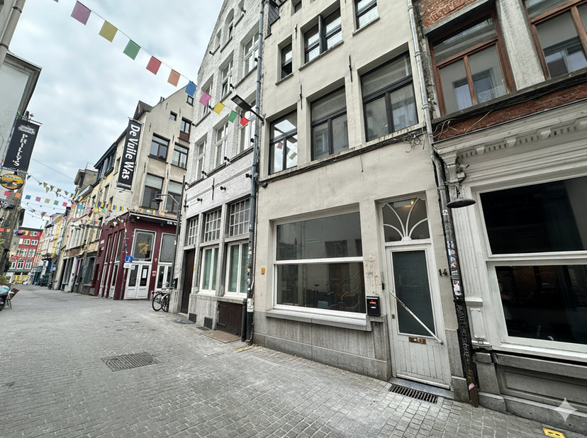 Dans la dynamique Grote Pieter Potstraat se trouve ce bien commercial d’une superficie d’environ 45,5 m² au rez-de-chaussée. Le bien dispose également