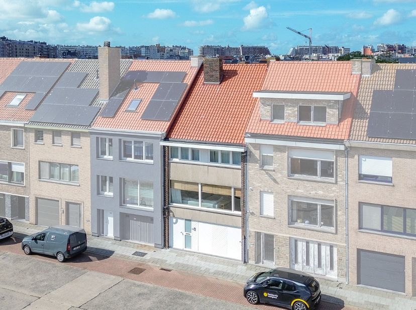 In een aangename woonomgeving in Blankenberge bevindt zich deze verrassend ruime bel-etagewoning, die in 2024 grondig werd gerenoveerd en volledig ins