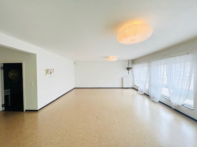 WOLUWE-SAINT-LAMBERT, idéalement situé à Tomberg et à proximité de Georges Henri, à deux pas du métro, et dans un agréable quartier, lumineux APPARTEM